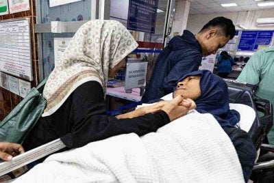 Jaslinda tiba di hospital kira-kira 9.20 malam untuk menjalani pemeriksaan lanjut selepas operasi mencari dan menyelamat berjaya menemukan beliau dalam keadaan selamat. Foto Bernama