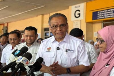 Dzulkefly Ahmad ketika mengadakan lawatan ke Hospital Melaka pada Ahad.