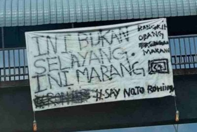 Gambar tular Sepanduk kain putih yang digantung di sebuah jejantas dipercayai di Marang, Terengganu.