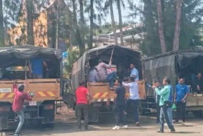 Gambar tular di media sosial memaparkan sekumpulan warga asing didakwa Rohingya sedang memunggah ikan untuk simpanan stok sendiri berhampiran tiga lori di kompleks LKIM Pulau Kambing di Kuala Terengganu.