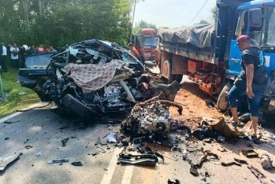 Kemalangan membabitkan sebuah lori tanah dan kenderaan utiliti sukan di Kampung Baru Pinang Tunggal, Sungai Petani. Foto media sosial