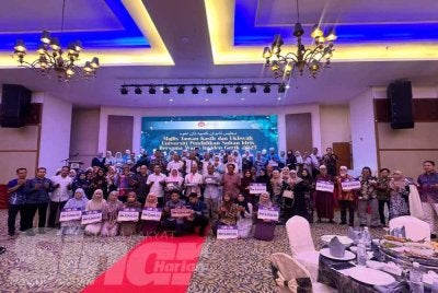 Kesemua ibu bapa dan waris mangsa kemalangan di Gerik bertemu semula selepas setahun tragedi yang meragut nyawa insan tersayang.
FOTO ADILA SHARINNI WAHID