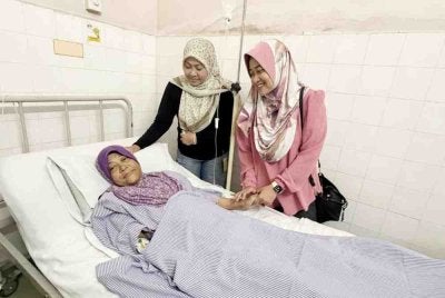 Dr Wan Immi (kanan) memantau perkembangan Jaslinda yang kini sedang dirawat di Hospital Tapah selepas ditemui pada Sabtu.