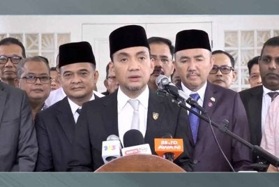 Datuk Onn Hafiz Ghazi (tengah).