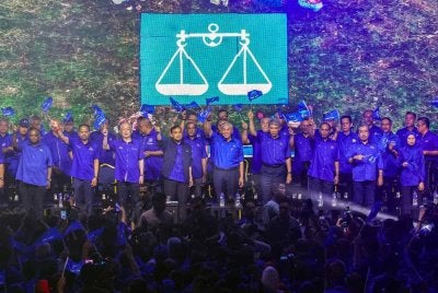 Presiden Barisan Nasional (BN) Datuk Seri Dr Ahmad Zahid Hamidi (depan tengah) bersama Majlis Tertinggi BN menyanyikan lagu parti pada Majlis Pelancaran Jentera BN Johor bagi Pilihan Raya Negeri (PRN) Johor ke-16 di Stadium Tertutup Kompleks Educity hari ini. Foto Bernama