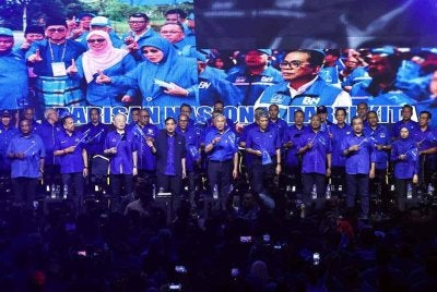 Presiden Barisan Nasional (BN) Datuk Seri Dr Ahmad Zahid Hamidi (depan tengah) bersama Majlis Tertinggi BN menyanyikan lagu parti pada Majlis Pelancaran Jentera BN Johor bagi Pilihan Raya Negeri (PRN) Johor ke-16, di Stadium Tertutup Kompleks Educity hari ini. Foto Bernama. 