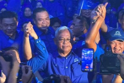 Bekas Ahli Majlis Tertinggi Bersatu, Tan Sri Noh Omar mengumumkan penyertaan semula ke dalam UMNO dan Barisan Nasional (BN) melalui Rumah Bangsa, pada Ahad.
