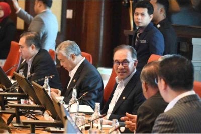 Anthony (kiri) memuatnaik gambar beliau duduk bersebelahan Ahmad Zahid dalam satu mesyuarat. Foto: Facebook Anthony Loke