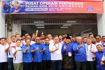 Sheikh Umar turut membuat naik gambar pemimpin BN dan DAP ketika kempen PRK Mahkota pada 2024.