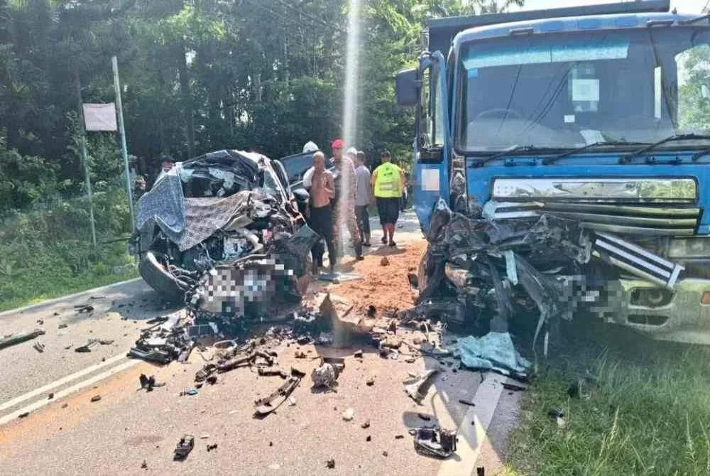 Dalam kejadian 3.50 petang tadi, enam sekeluarga termasuk seorang bayi meninggal dunia, manakala seorang kanak-kanak perempuan berusia tiga tahun cedera parah.