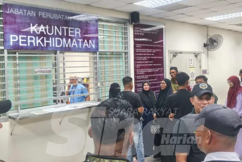 Ahli keluarga mangsa yang sedang menunggu di Jabatan Forensik Hospital Sultanah Bahiyah (HSB) pada malam Ahad.
