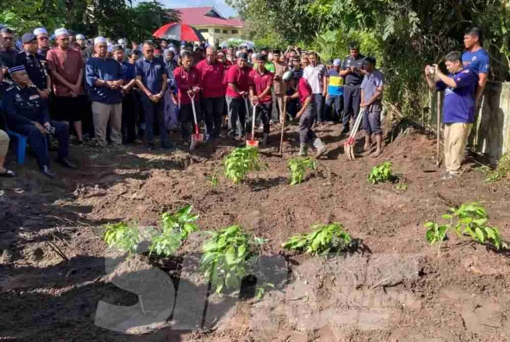 Majlis pengebumian turut dihadiri lebih 300 ahli keluarga, saudara mara serta anggota dan pegawai polis dari IPD Kuala Muda.