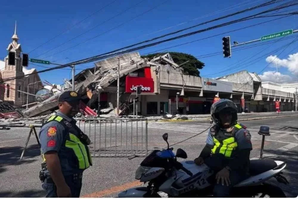 Gempa bumi tektonik itu berlaku pada 7:37 pagi waktu tempatan pada kedalaman 33 kilometer (km) dengan pusat gempa 32 km barat daya pantai bandar Maasim di Wilayah Sarangani di Pulau Mindanao, berhampiran General Santos, dengan populasi kira-kira 700,000.