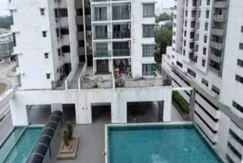 Menurut sumber, kanak-kanak perempuan disahkan meninggal dunia di tempat kejadian manakala adiknya meninggal dunia di hospital ketika mendapatkan rawatan.