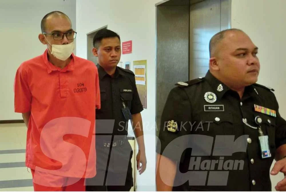 Mohamad Fadwan dibawa ke Mahkamah Sesyen Shah Alam pada Isnin, bagi kes amang seksual fizikal terhadap remaja lelaki 14 tahun yang dikurung di sebuah unit pangsapuri bulan lalu. Foto Sinar Harian - ASRIL ASWANDI SHUKOR