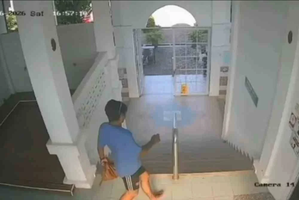 Suspek dilihat melarikan diri bersama beg milik mangsa.