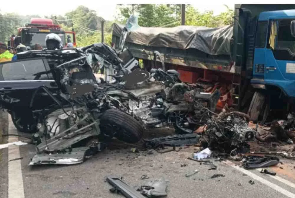 Dalam kejadian kira-kira jam 3.45 petang pada Ahad, enam ahli keluarga maut manakala seorang kanak-kanak perempuan cedera parah selepas Proton X50 yang mereka naiki bertembung dengan sebuah lori tanah.