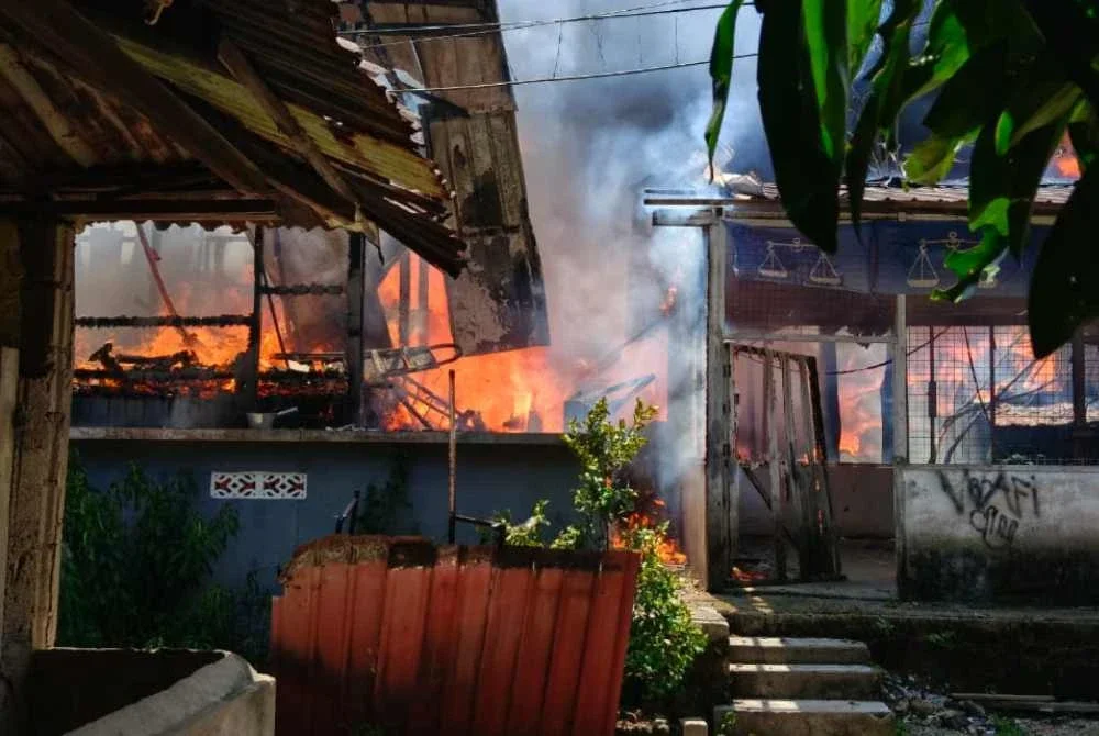 Seramai 20 anggota bomba dengan bantuan lima jentera digerakkan bagi mengawal kebakaran. Foto JBPM