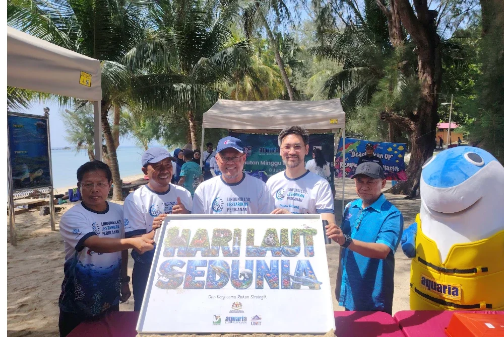 Adnan (tengah) bersama rakan strategik daripada Perhilitan, UMT dan Aquawalk merasmikan Hari Laut Sedunia di Taman Laut Pulau Redang, Terengganu pada Isnin.