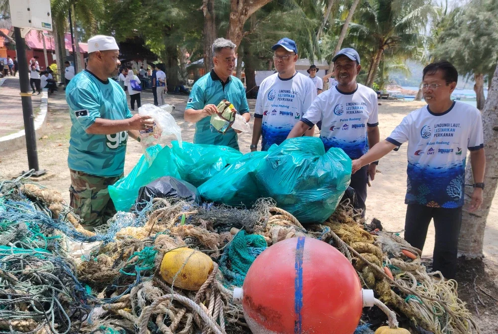 Adnan (tengah) menunjukkan jumlah kutipan sampah termasuk sisa plastik di sekitar Pulau Redang dalam usaha kempen 'No Single-Use Plastic' yang dilancarkan Taman Laut Pulau Redang, Terengganu pada Isnin.