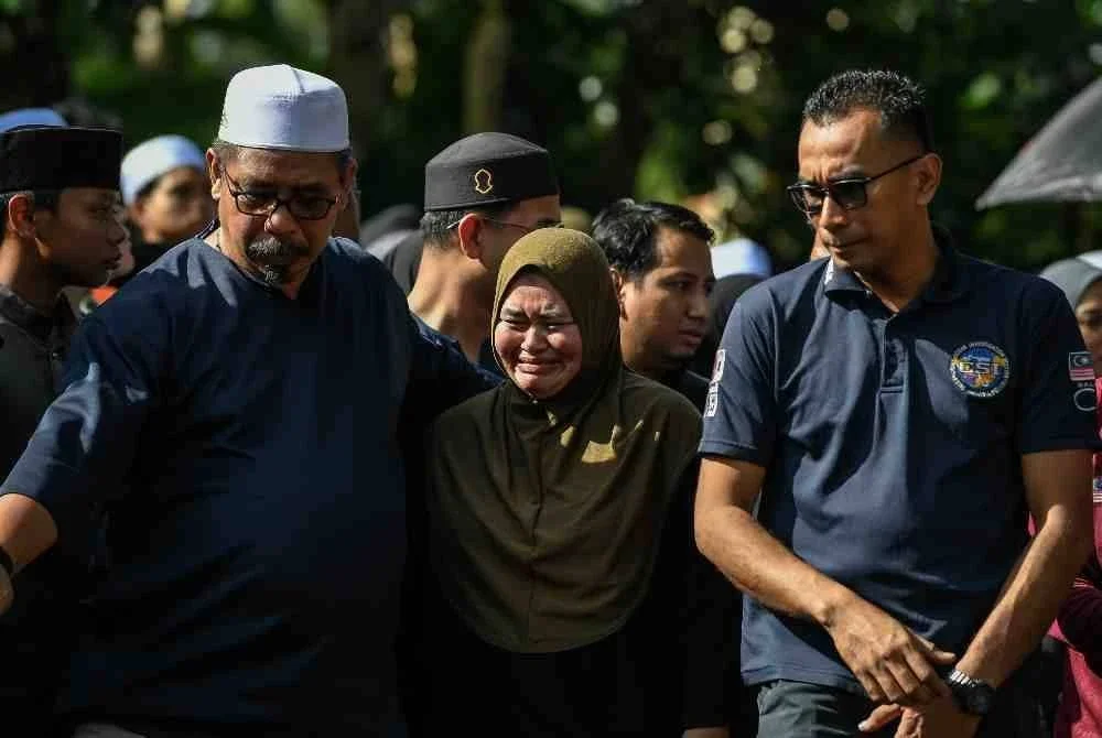 Ahli keluarga tidak dapat menahan kesedihan ketika pengebumian jenazah lima sekeluarga yang maut dalam kemalangan mebabitkan kenderaan utiliti sukan (SUV) dengan sebuah lori di Pinang Tunggal, semalam, selamat dikebumikan pagi ini.Foto Bernama.