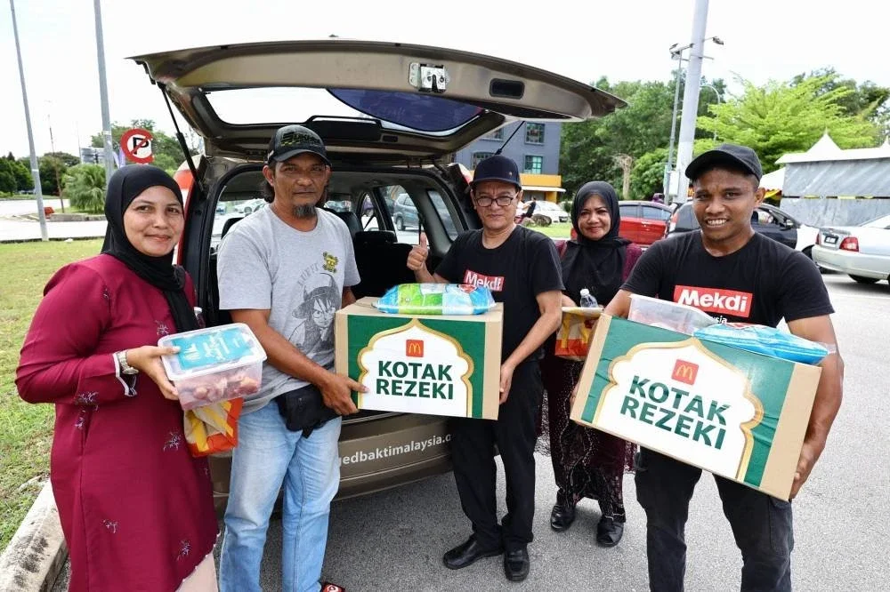 Penerima sumbangan daging korban dan Kotak Rezeki pada majlis penyerahan yang diadakan di McDonald’s Indera Mahkota, Kuantan, Pahang.