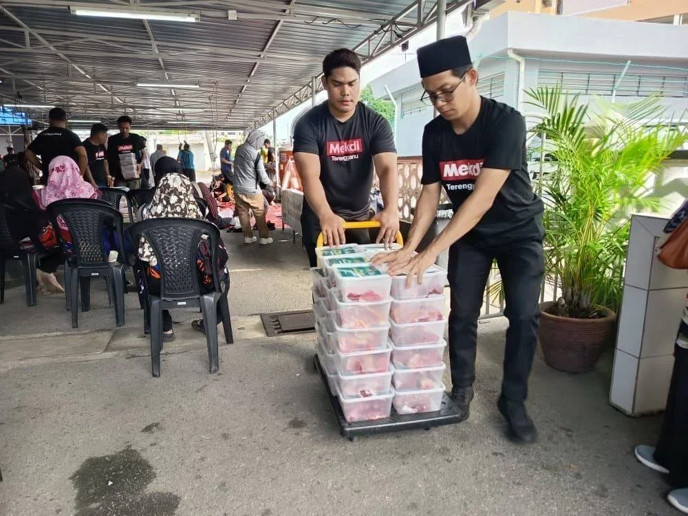 Kakitangan McDonald's bersama komuniti setempat bergandingan bahu untuk menyempurnakan Program Korban McDonald's Malaysia di pekarangan Masjid Al-Muktafi Billah Shah di Kuala Terengganu, baru-baru ini.