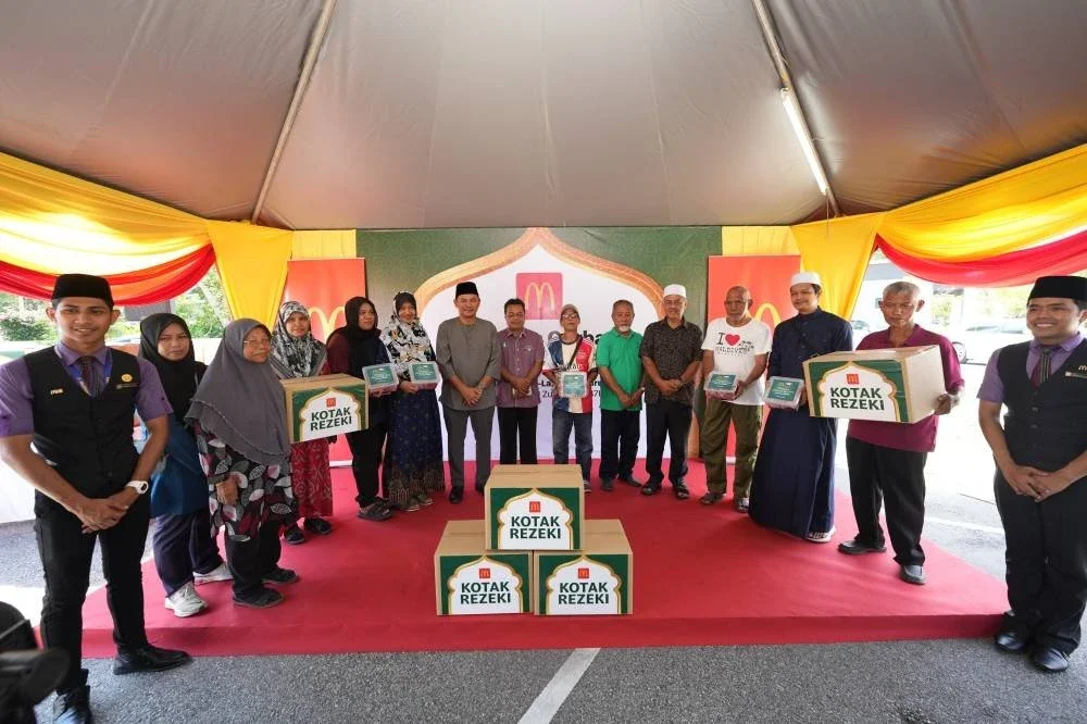 Pengarah, Pematuhan dan Kerjasama Institusi McDonald's Malaysia, Ahmad Shihafuddin Mustapha (enam dari kiri) dan pegawai MAIDAM, Mohd Amizan bersama para penerima sewaktu majlis penyerahan sumbangan daging ibadah korban dan Kotak Rezeki di McDonald’s Batu Buruk, Terengganu.