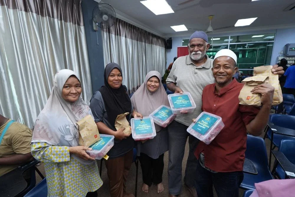 Penerima sumbangan daging korban dan Kotak Rezeki pada majlis yang diadakan di Masjid Al Hasanah, Alor Setar, Kedah.