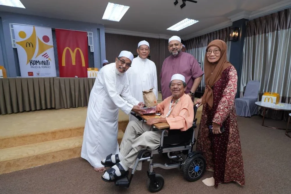 McDonald's Malaysia meneruskan komitmen tanggungjawab sosial korporatnya dengan menyampaikan sumbangan kepada warga emas di Kedah menerusi Program Komuniti @ McDonald's sempena Aidiladha.