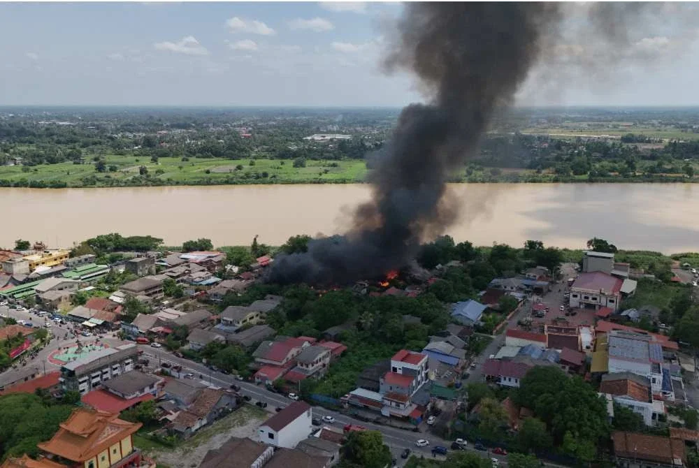 Sebanyak 15 rumah yang musnah dalam kebakaran di Kampung Cina, Gok Kapur, Kota Bharu pada Isnin. Foto SHAZLI SHAMSUDIN