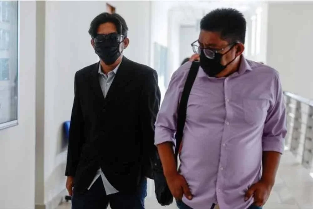 Seorang guru muzik mengaku tidak bersalah di Mahkamah Sesyen di sini pada Isnin atas 14 pertuduhan melakukan amang seksual fizikal terhadap enam pelajar perempuan 15 tahun sebuah sekolah menengah di Sabak Bernam, antara 2025 dan Februari lalu. Foto Bernama. 