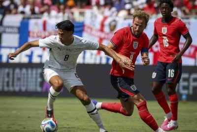 Kane (tengah) dilihat terlalu kerap meninggalkan kawasan serangan semasa aksi pemanas badan menentang New Zealand. Foto: Agensi