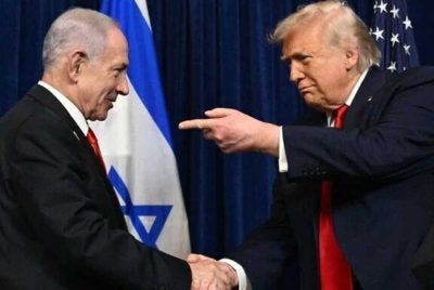 Trump berjabat tangan dengan Netanyahu, semasa sidang media bersama di kediaman Mar-a-Lago di Palm Beach, Florida pada 29 Disember 2025. Foto AFP