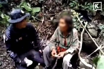 Chan bergantung kepada buah ara liar dan sedikit bekalan air yang dibawa untuk meneruskan hidup letika tersesat dalam hutan. Foto: Khaosod