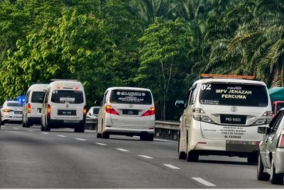 Kenderaan yang membawa lima jenazah menuju ke Merbok untuk pengebumian.