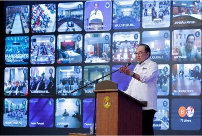 Perdana Menteri, Datuk Seri Anwar Ibrahim berucap pada Perhimpunan Bulanan Kementerian Komunikasi hari ini. Foto Bernama 