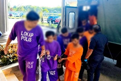 Empat lelaki dan seorang wanita direman selama 15 hari dipercayai terbabit dalam kes penculikan seorang lelaki di Tumpat pada Jumaat lalu. Foto:SINAR HARIAN/HAZELEN LIANA KAMARUDIN