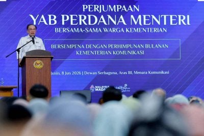 Perdana Menteri Datuk Seri Anwar Ibrahim berucap pada Perhimpunan Bulanan Kementerian Komunikasi hari ini. Foto Bernama 