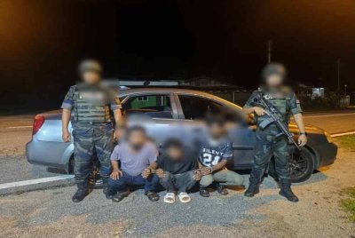 Taktik tiga lelaki etnik Rohingya menggunakan kad UNHCR yang disyaki palsu terbongkar selepas ditahan dalam pemeriksaan di SJR Lalang Pepuyu, Tanah Merah pada Ahad. Foto:PGA