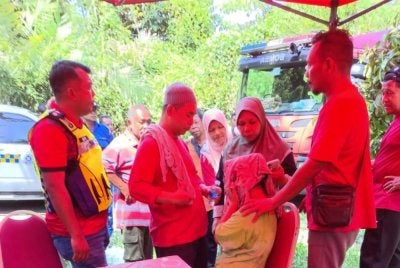 Seorang wanita OKU (tiga dari kanan) yang dilaporkan hilang ketika keluar menoreh getah di Kampung Lubok Simpol, Seri Rahmad, Kuala Krai pada Ahad ditemukan selamat selepas hampir 24 jam SAR dijalankan pada Isnin. - Foto:JBPM