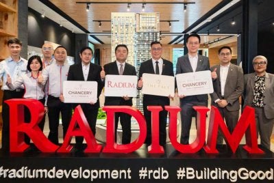 Gary (lima dari kanan) dan Jason (empat dari kanan) bergambar bersama wakil syarikat pada Majlis Pelancaran The Face Chancery Hotel di Kuala Lumpur di sini pada Isnin.