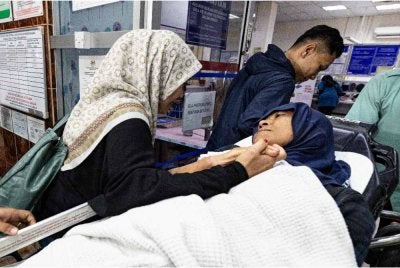Kegembiraan dan kelegaan jelas terpancar pada wajah ahli keluarga pendaki wanita, Jaslinda Saludin, 49, ketika menyambut kepulangannya di Hospital Tapah malam ini selepas beliau ditemui selamat susulan kejadian ketika mendaki Gunung Batu Putih. Foto Bernama 