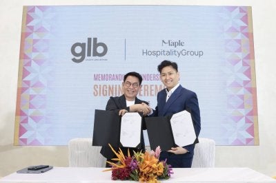 Wakil Golden Land Berhad Stewart Yap (Kiri) dan Maple Hospitality Group Danny Hor meraikan kerjasama eksklusif yang menjadikan The Playground @ Kota Kinabalu sebagai satu-satunya pembangunan berjenama MapleSuites di Sabah, menawarkan pengalaman hospitaliti moden serta nilai pelaburan jangka panjang.
