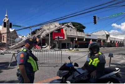 Gempa bumi tektonik itu berlaku pada 7:37 pagi waktu tempatan pada kedalaman 33 kilometer (km) dengan pusat gempa 32 km barat daya pantai bandar Maasim di Wilayah Sarangani di Pulau Mindanao, berhampiran General Santos, dengan populasi kira-kira 700,000.