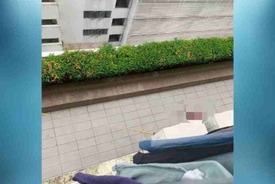 Dua beradik terjatuh dari sebuah pangsapuri di kawasan Tampoi, Johor Bahru, pagi Ahad.