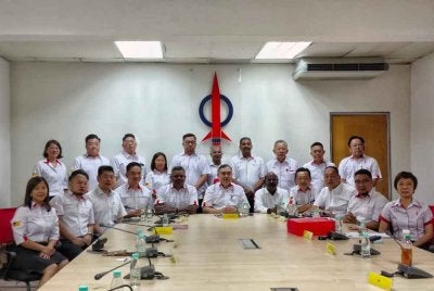 Anthony Loke(duduk tengah) bersama jawatankuasa DAP Negeri Sembilan selepas mempengerusikan Mesyuarat Khas Jawatankuasa DAP Negeri Sembilan