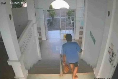 Polis sedang memburu seorang lelaki yang disyaki mencuri beg milik seorang penuntut universiti ketika mangsa sedang menunaikan solat Asar di sebuah masjid di Kampung Jelatang di sini pada Sabtu.