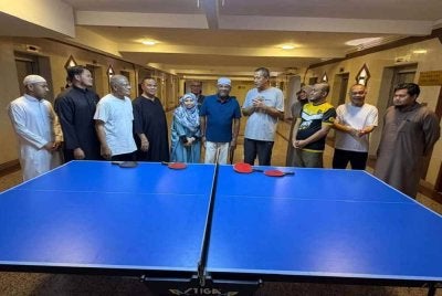 Abdul Azeez (lima dari kanan) bergambar bersama-sama jemaah haji pada Kejohanan Ping Pong Beregu Piala Haji Abraj Mantan Pengerusi Tabung Haji Datuk Seri Abdul Azeez Rahim 2026 di Maktab 66, Hotel Abraj Al-Janadyriah di sini.