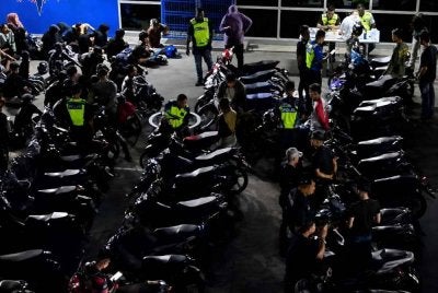 Antara motosikal yang diperiksa ketika Op Bersepadu Luaran Kuantan pada malam Ahad. Foto Polis Kuantan 